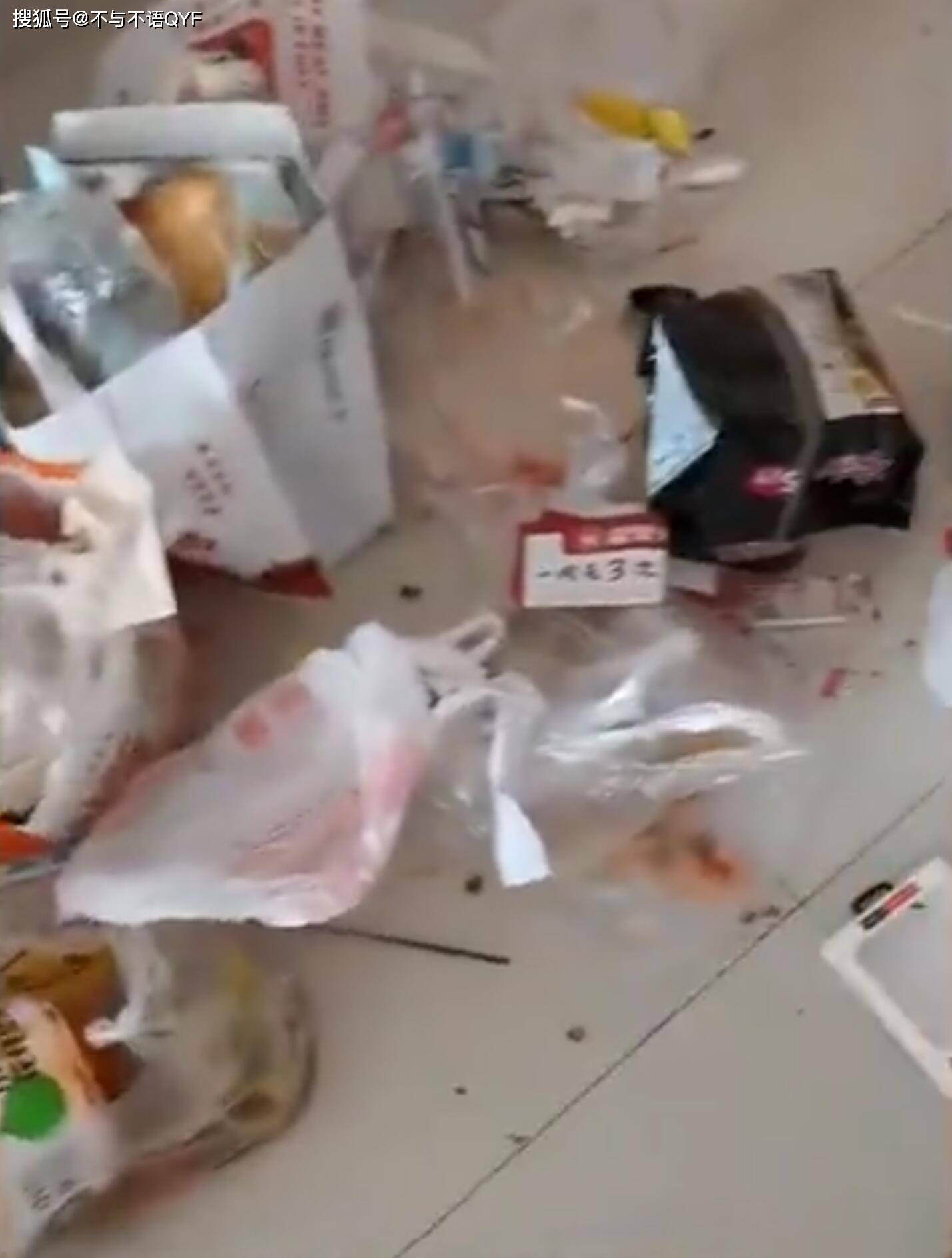 两男生退房留下满床辣条油渍两男生退房留下满床辣条油渍，背后的故事与反思